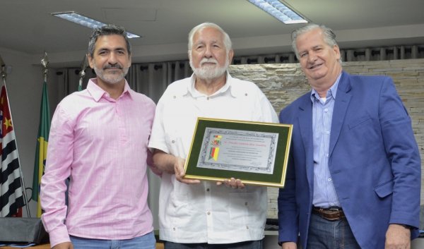 Fundador de Abrigo recebe Título de Cidadão Honorário