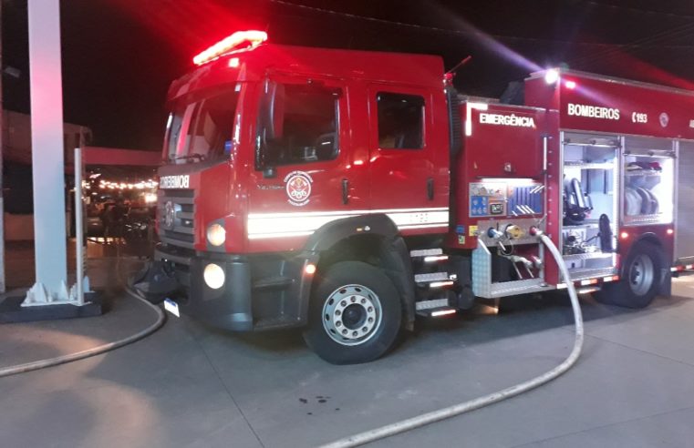 Bombeiros combatem incêndio em fritadeira de  restaurante