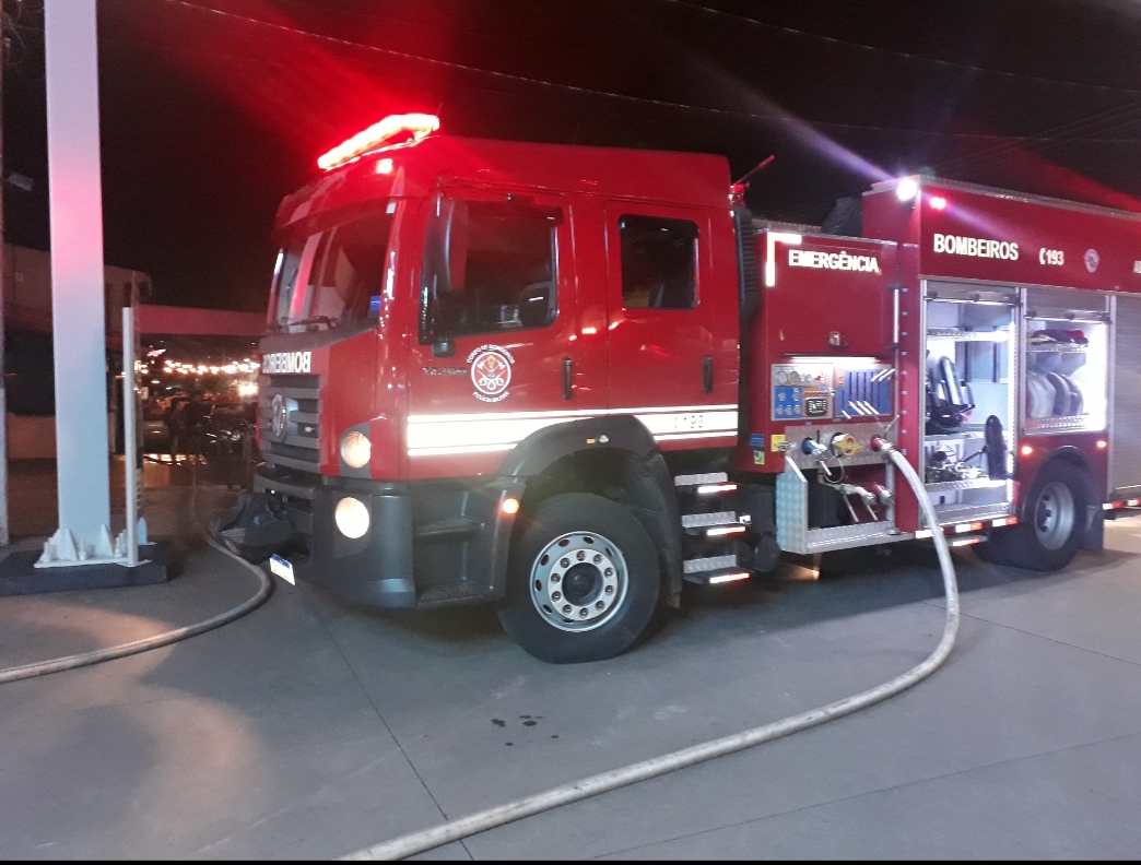 Bombeiros combatem incêndio em fritadeira de  restaurante