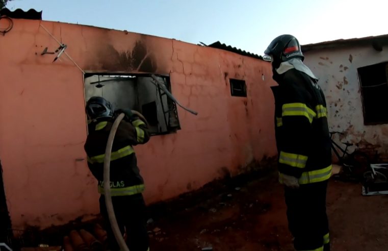 Bombeiros combatem incêndio em residência no Dia do Natal