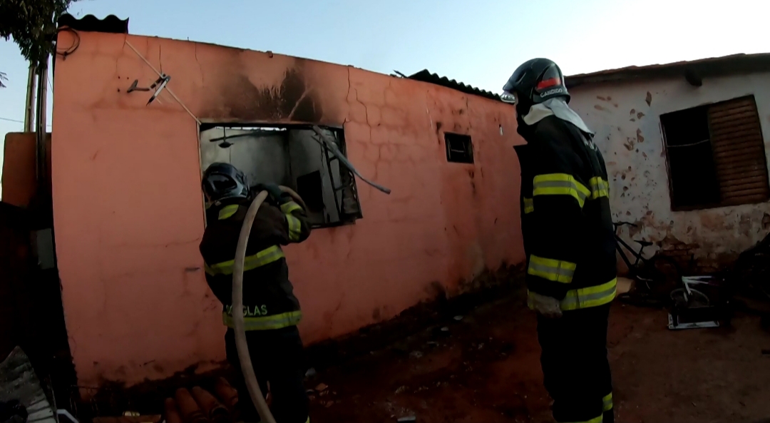 Bombeiros combatem incêndio em residência no Dia do Natal