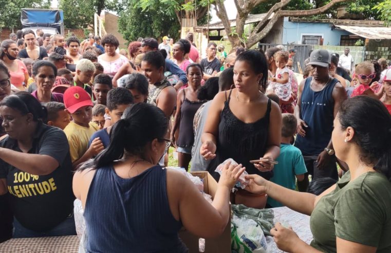 Festa de Natal distribuiu brinquedos e lanches no Califórnia