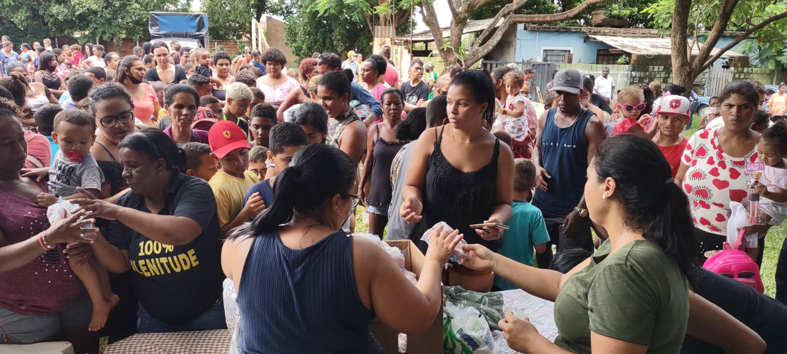 Festa de Natal distribuiu brinquedos e lanches no Califórnia