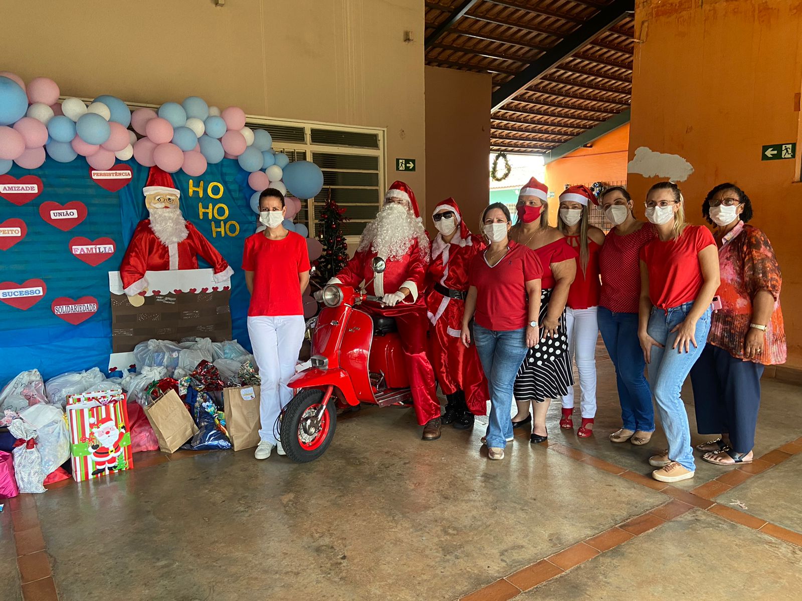 Papai Noel entregou presentes na Casa André Luiz