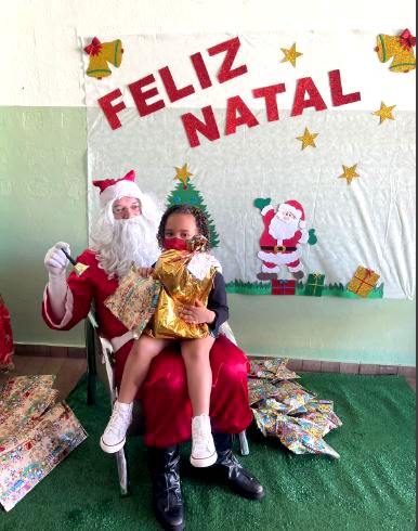 Crianças receberam da creche Clube das Mãezinhas receberam visita do Papai Noel