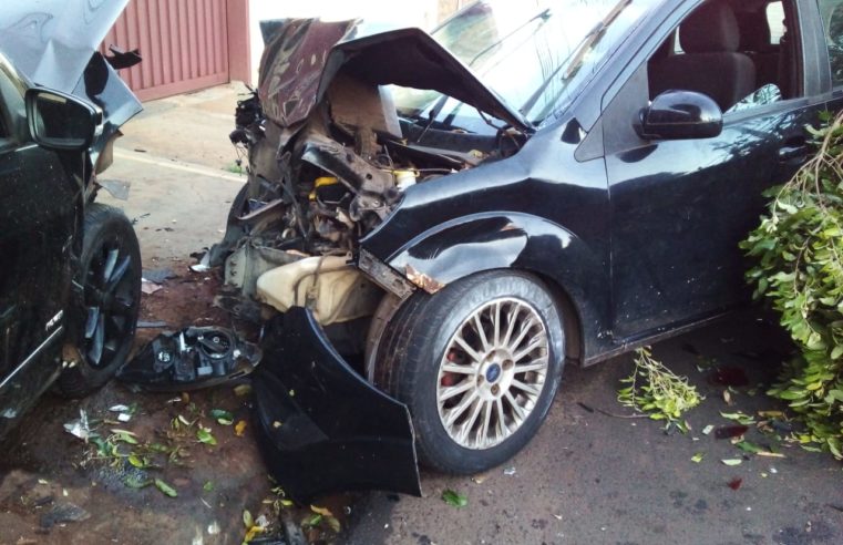 Carro na contramão colide em veículo estacionado e deixa condutor ferido