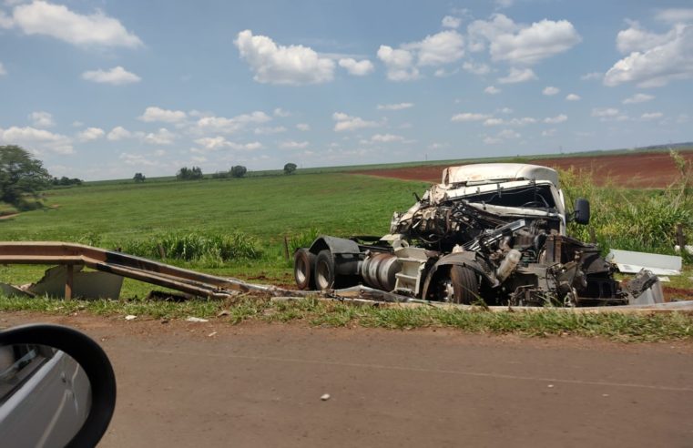 Motorista fica gravemente ferido em tombamento na SP-310