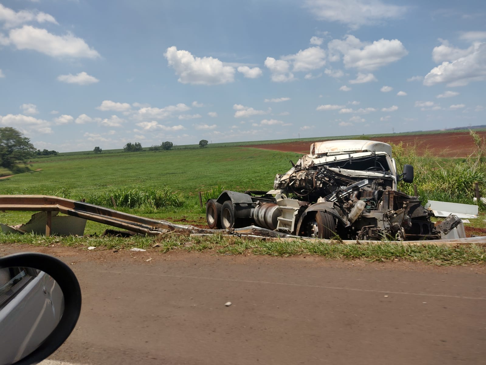 Motorista fica gravemente ferido em tombamento na SP-310