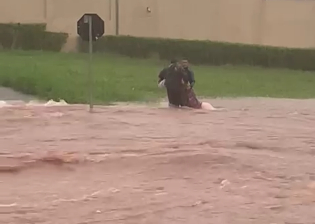 Mulher é resgatada por populares no centro de Barretos