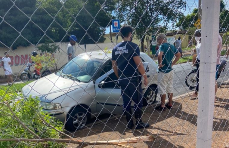 Carro perde controle e colide contra árvore