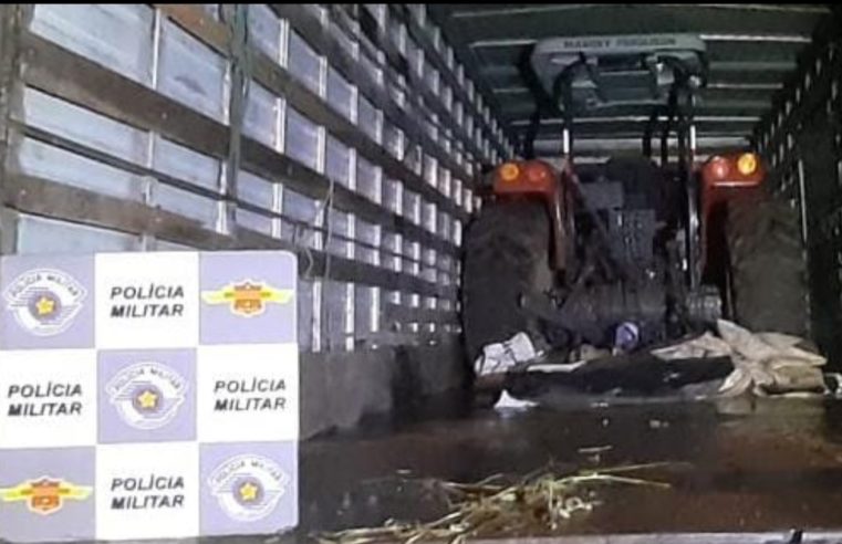 Polícia Rodoviária aborda caminhão e localiza trator furtado