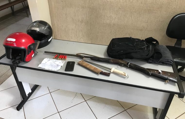 Após acidente, envolvidos deixam arma, drogas  e outros objetos no local
