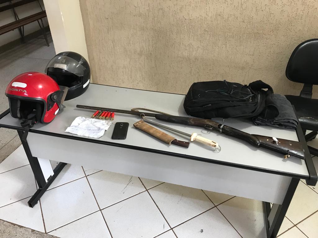 Após acidente, envolvidos deixam arma, drogas  e outros objetos no local