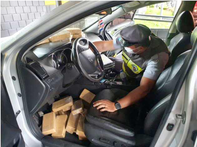 Polícia Rodoviária localiza 80 kg de cocaína escondida em veículo