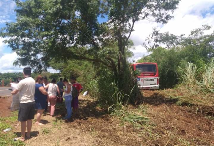 Ônibus para às margens da rodovia Assis Chateaubriand