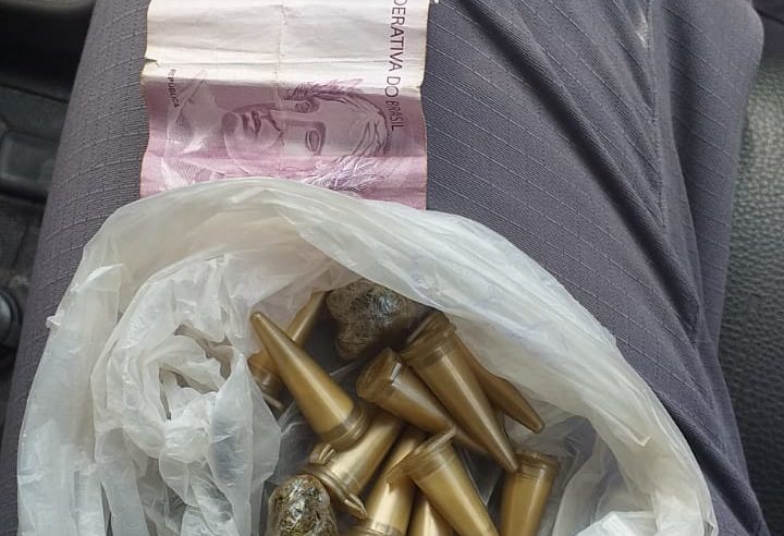 Polícia Militar aborda menores traficando nos predinhos