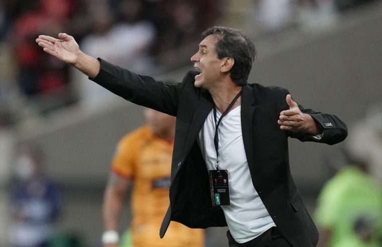 Santos fecha acordo com Fabián Bustos para assumir comando técnico