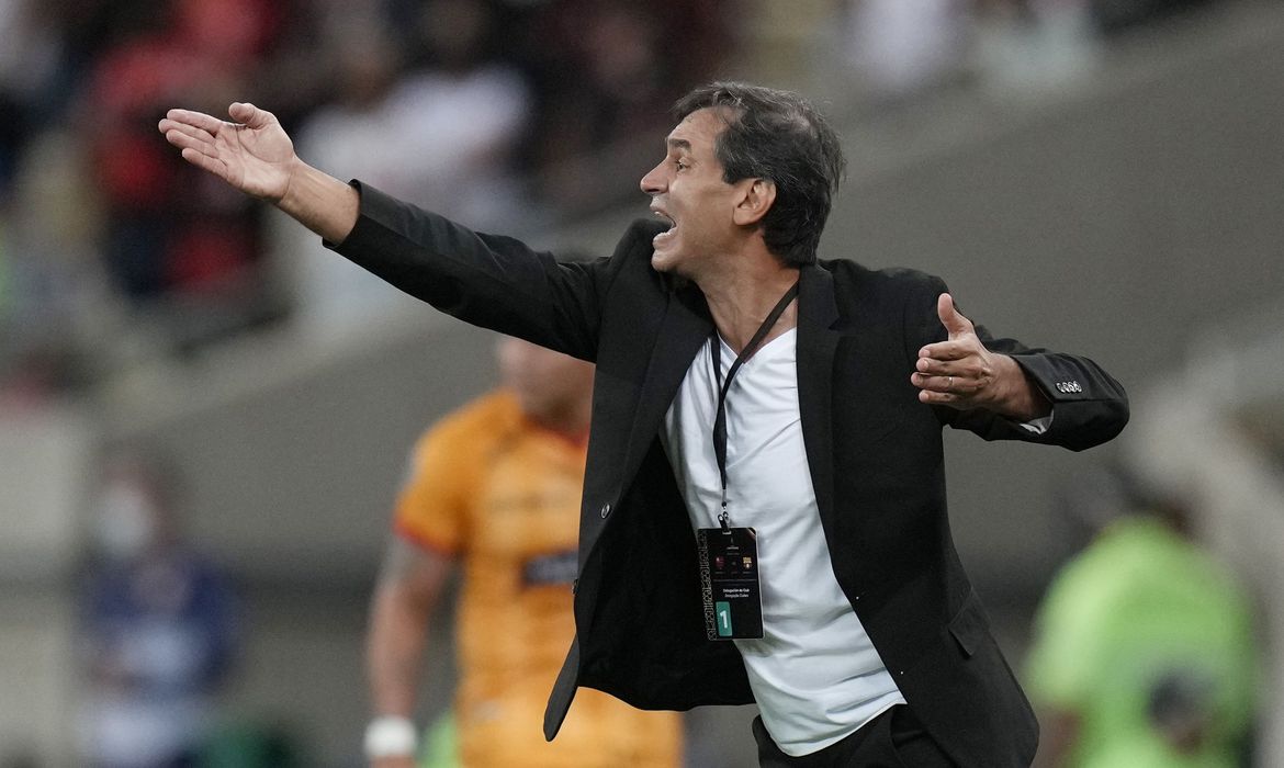 Santos fecha acordo com Fabián Bustos para assumir comando técnico