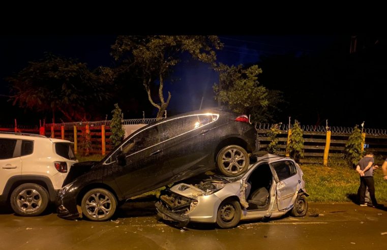 Caminhonete atinge veículos estacionados na Via das Comitivas  e foge do local