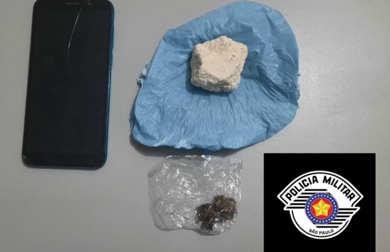 Mulher vai presa após guardar drogas