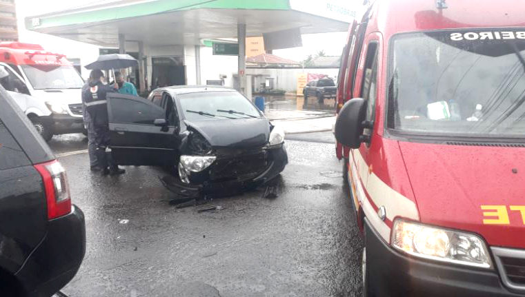 Bombeiros foi acionado para acidente no centro