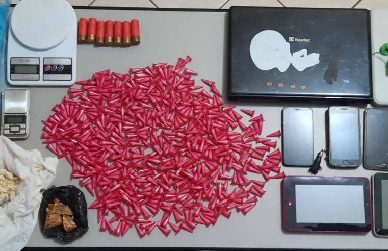 Força Tática e Rocam prende trio pro tráfico nos predinhos