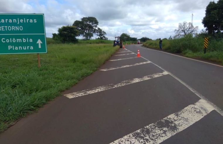 Prefeitura realiza serviço de roçagem e limpeza no trevo de Laranjeiras