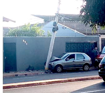 Carro colide contra poste na avenida Ibirapuera