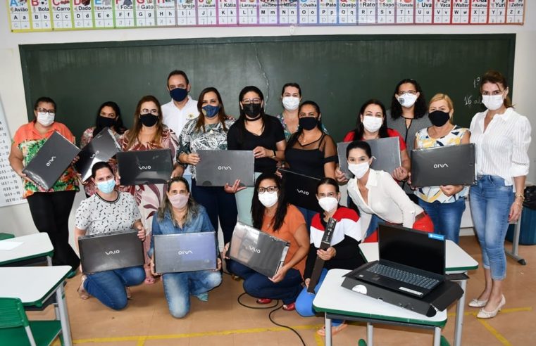 Prefeitura de Colômbia entregou 80 notebooks aos professores da Rede Municipal