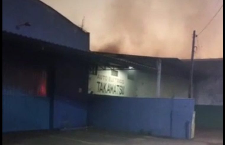 Corpo de Bombeiros combateu incêndio em depósito de recicláveis