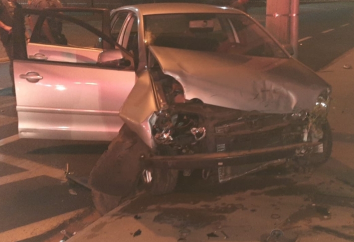 Veículo roubado se envolve em acidente