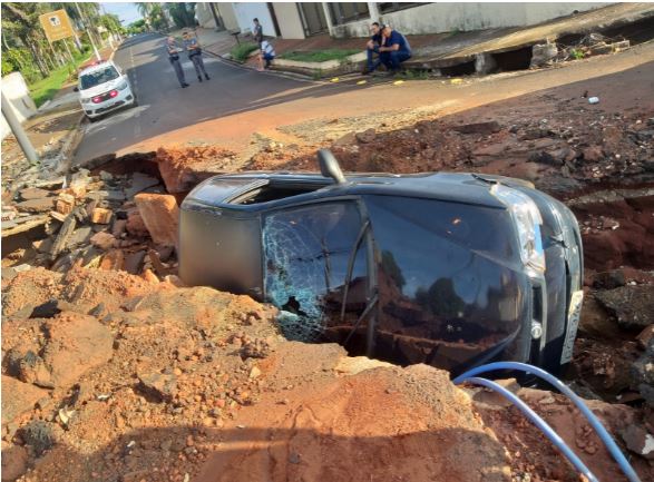 Motorista na contramão de direção cai em buraco em via interditada