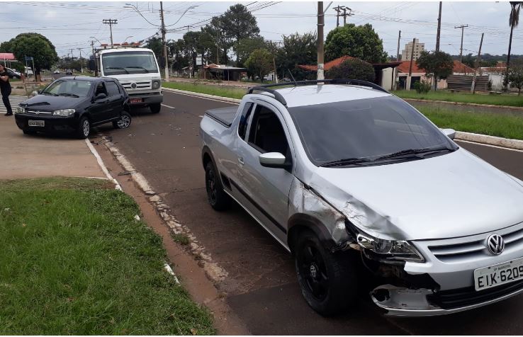 Veículos se envolvem em acidente na Avenida Necker