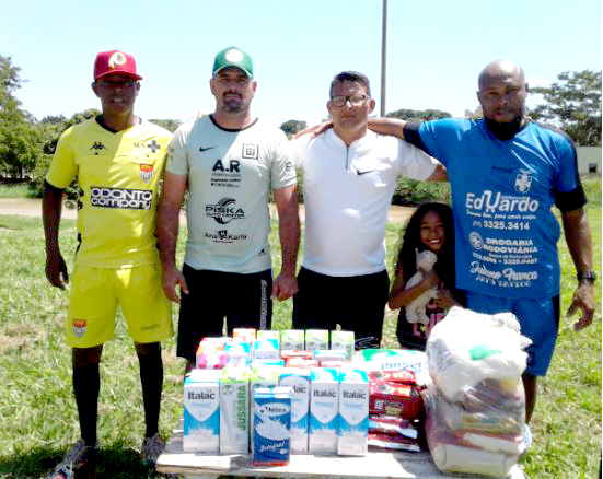 Esportistas entregam donativos para Vila dos Pobres