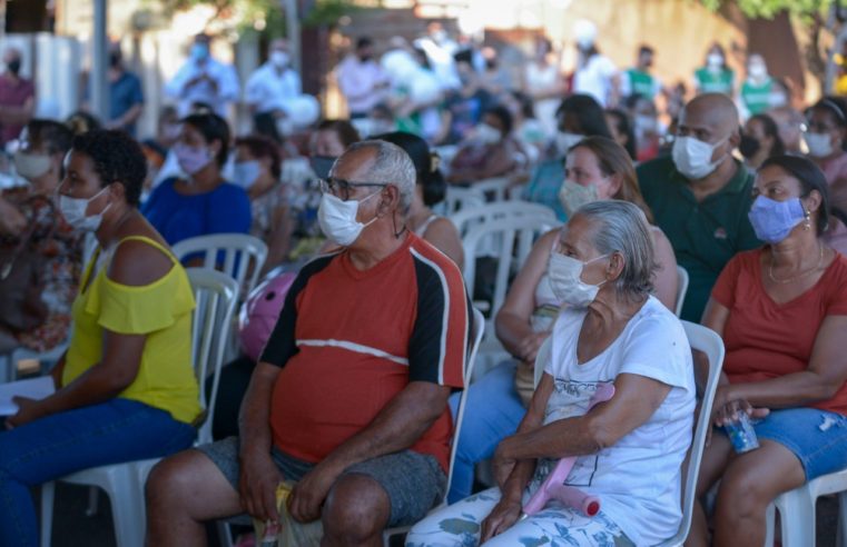 Famílias do Dom Bosco recebem escrituras de posse
