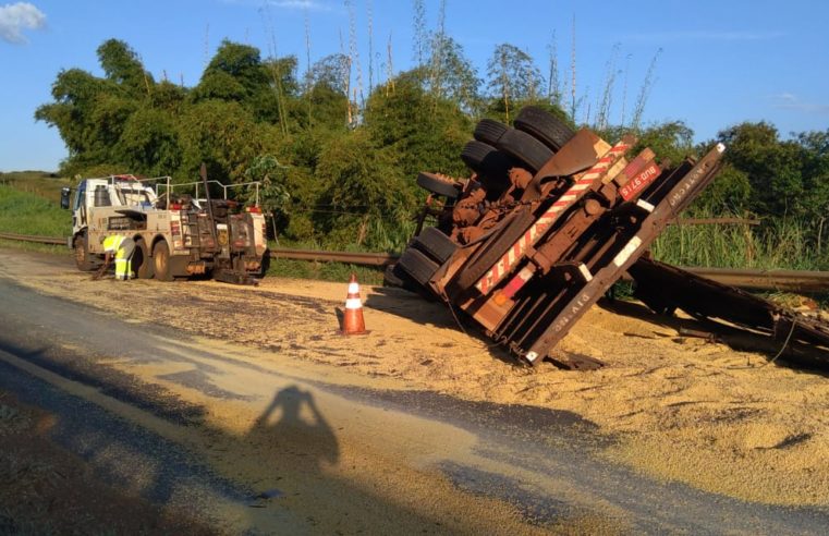 Polícia Rodoviária registra tombamento na SP-425