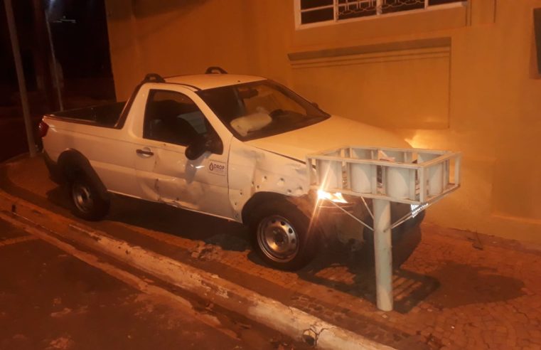Carro para sobre calçada após colisão em cruzamento