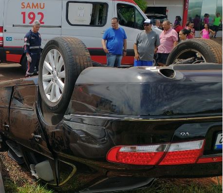 Carro capota na rodovia e atinge três veículos estacionados