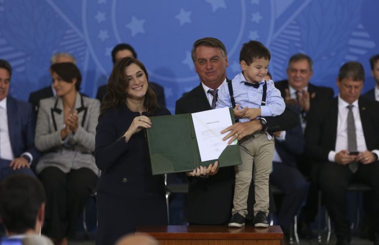 Novos ministros tomam posse no Palácio do Planalto