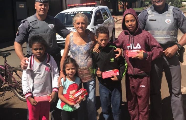 PM distribui caixas de chocolates nos bairros no Domingo de Páscoa