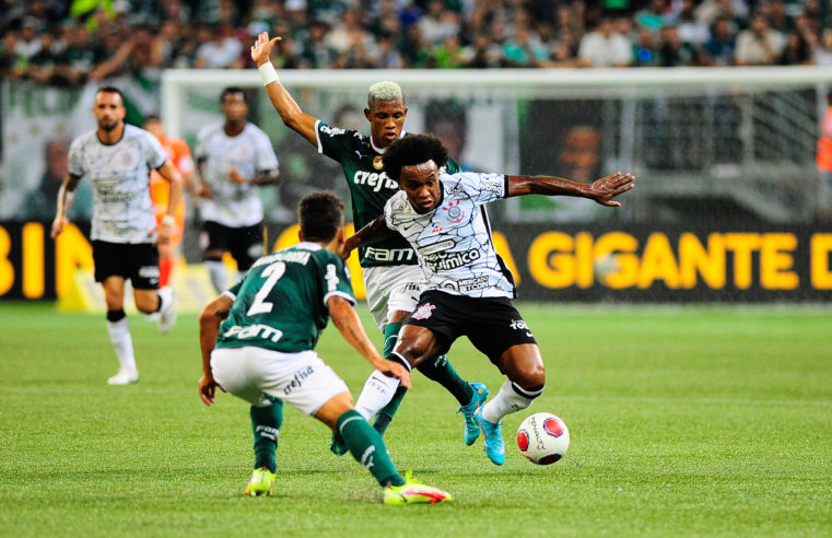 Palmeiras goleia o Corinthians no clássico