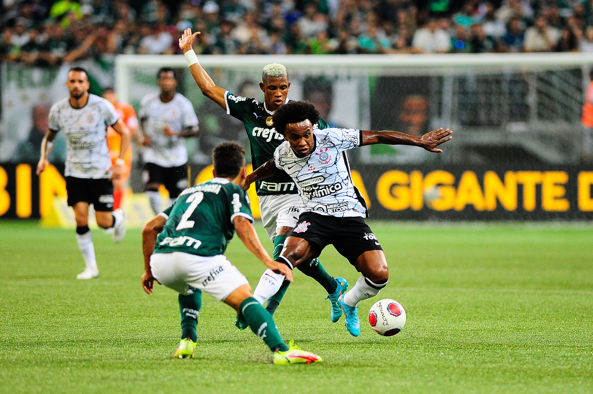 Palmeiras goleia o Corinthians no clássico
