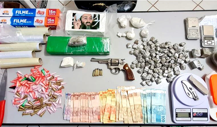 PM apreende grande quantidade de  drogas durante operação nos Predinhos