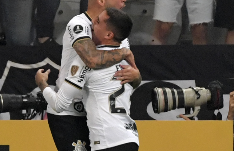 Com dois de Maycon, Corinthians vence o Boca Juniors