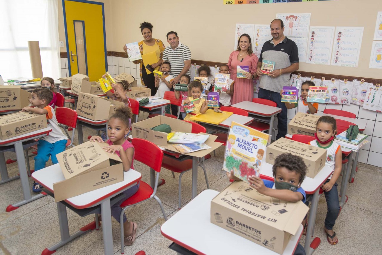 Material de uso coletivo  do Berçário e Maternal, e artigos de papelaria  entre as novidades da entrega dos kits escolares