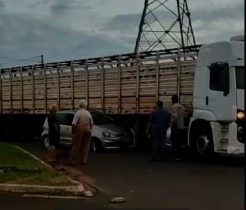 Carro para debaixo de carreta em acidente sem vítima no Christiano
