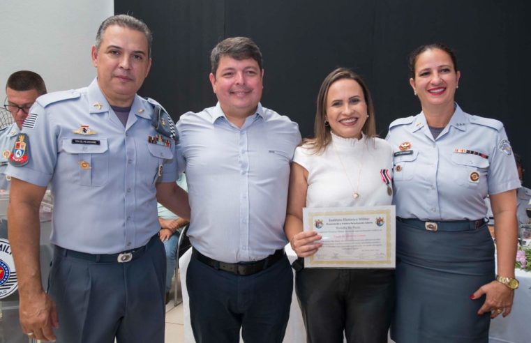Prefeita Paula Lemos é condecorada com a “Medalha São Paulo” no aniversário do Batalhão