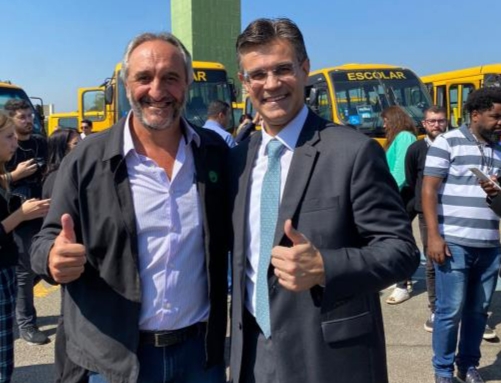 Dieb recebe ônibus entregue pelo governador Rodrigo Garcia