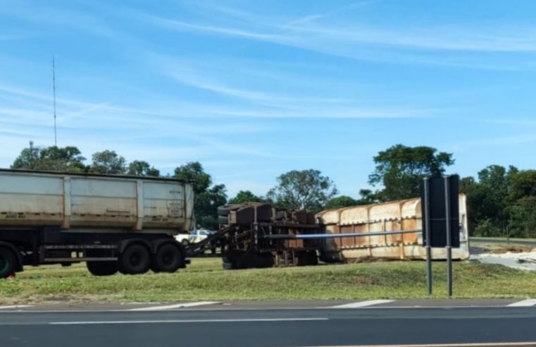 Bi-trem tomba na rodovia Assis Chateaubriand