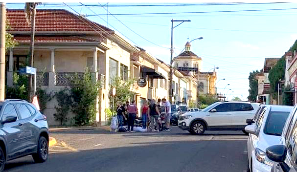 Mulher fica ferida em colisão no centro